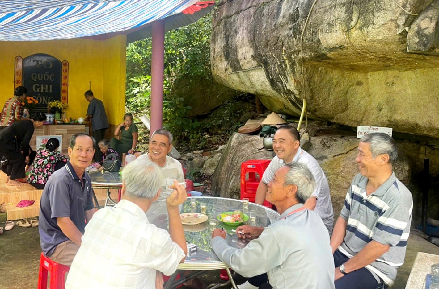 Bí thư xã Ba Chúc thăm các đồng chí lão thành cách mạng, nhân dịp Quốc khánh 2/9