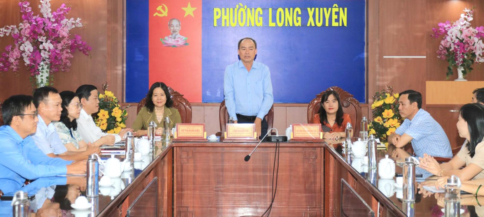 Đồng chí Lâm Quanh Thi, Tỉnh ủy viên, Bí thư Đảng ủy phường Long Xuyên phát biểu chúc mừng