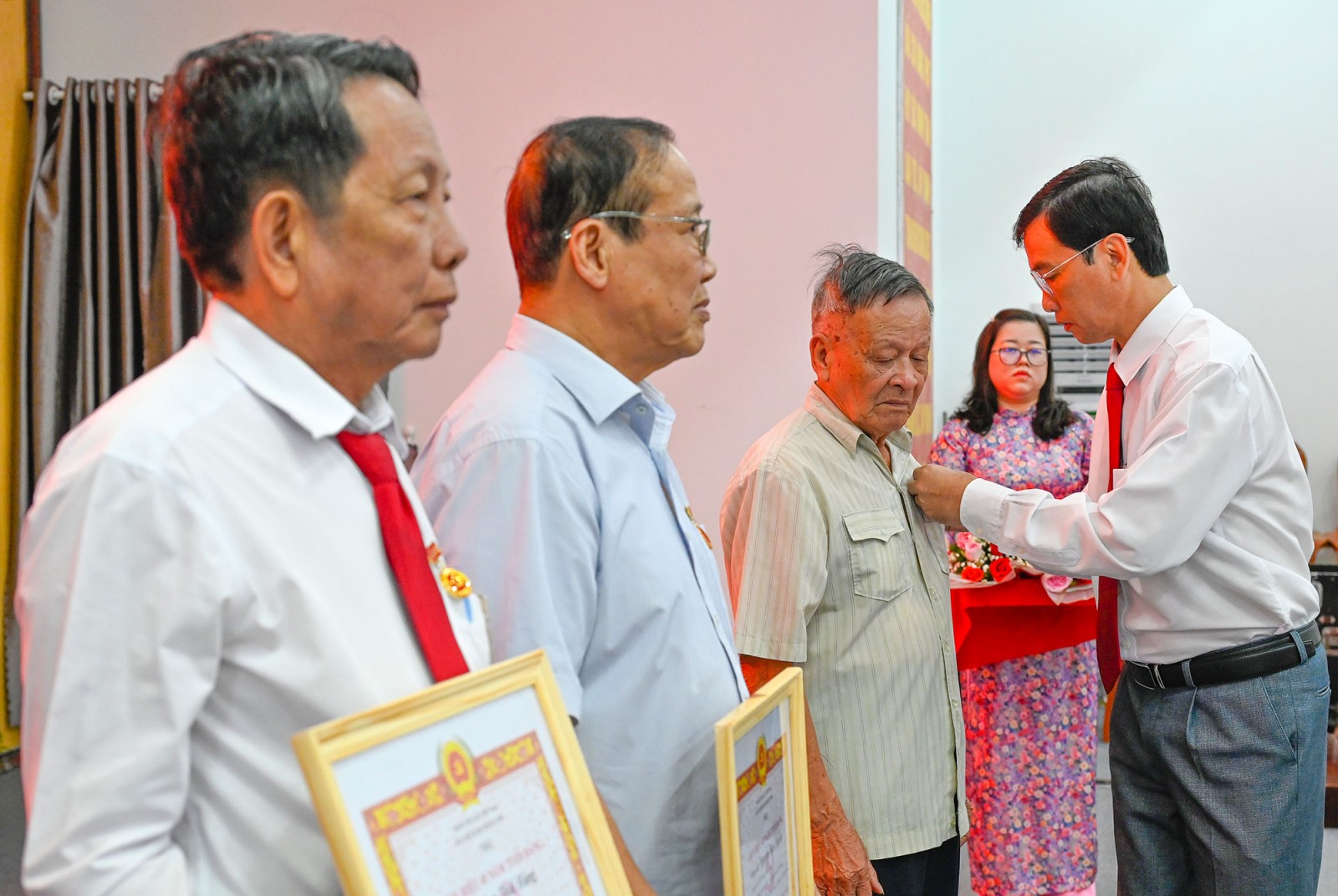 Vĩnh Phong trao huy hiệu Đảng và họp mặt mừng Đảng - mừng Xuân năm 2026