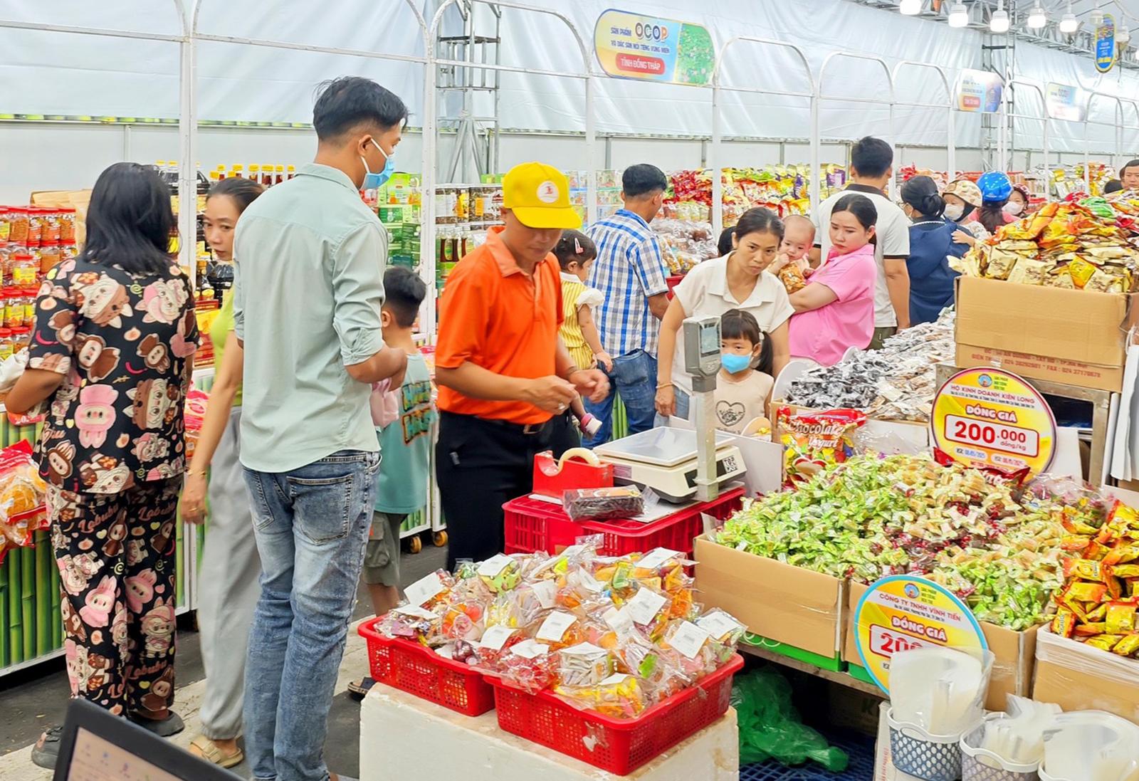 Siêu thị Tứ Sơn tổ chức 2 phiên chợ hàng Việt về nông thôn tại xã Châu Phú và phường Tân Châu