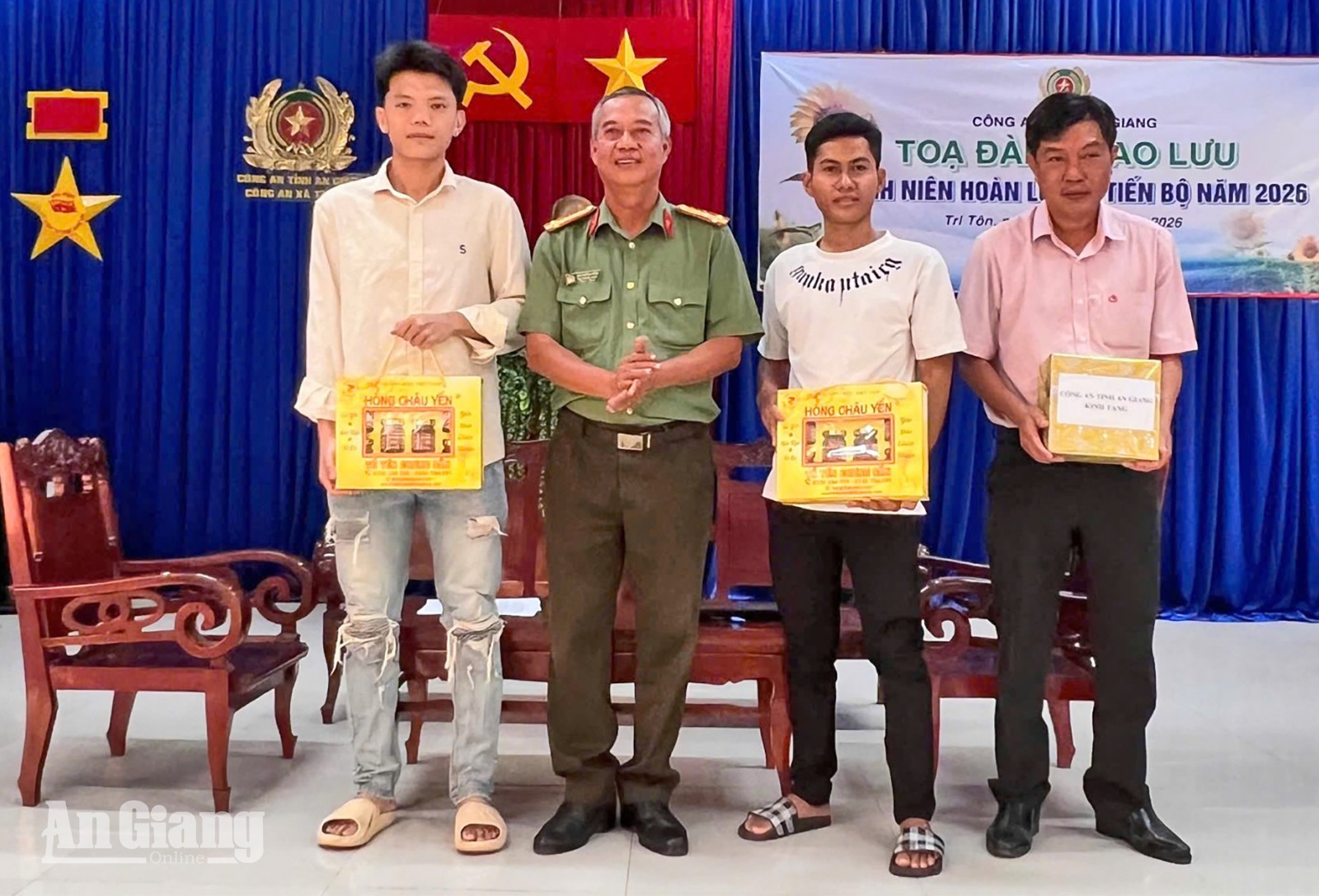 Tặng quà cho thanh niên hoàn lương tiến bộ giao lưu, tọa đàm
