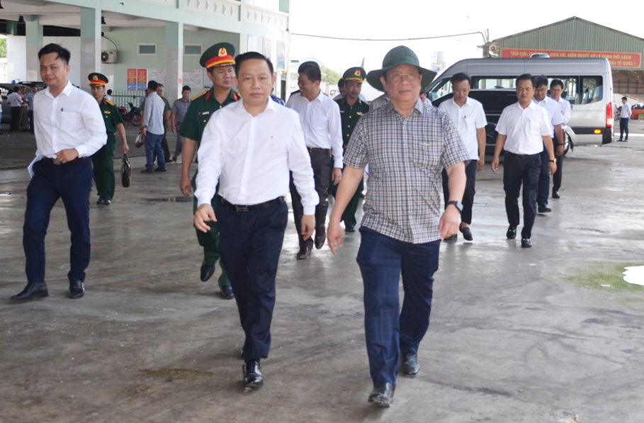 Chủ tịch UBND tỉnh An Giang Hồ Văn Mừng kiểm tra công tác chống khai thác IUU tại cảng Tắc Cậu