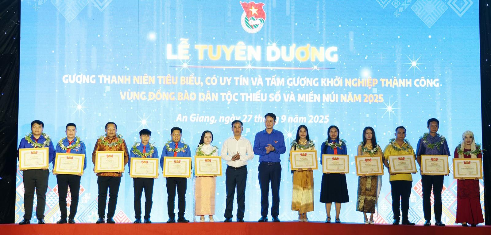 Trung ương Đoàn Thanh niên Cộng sản Hồ Chí Minh tuyên dương 26 thanh niên tiêu biểu
