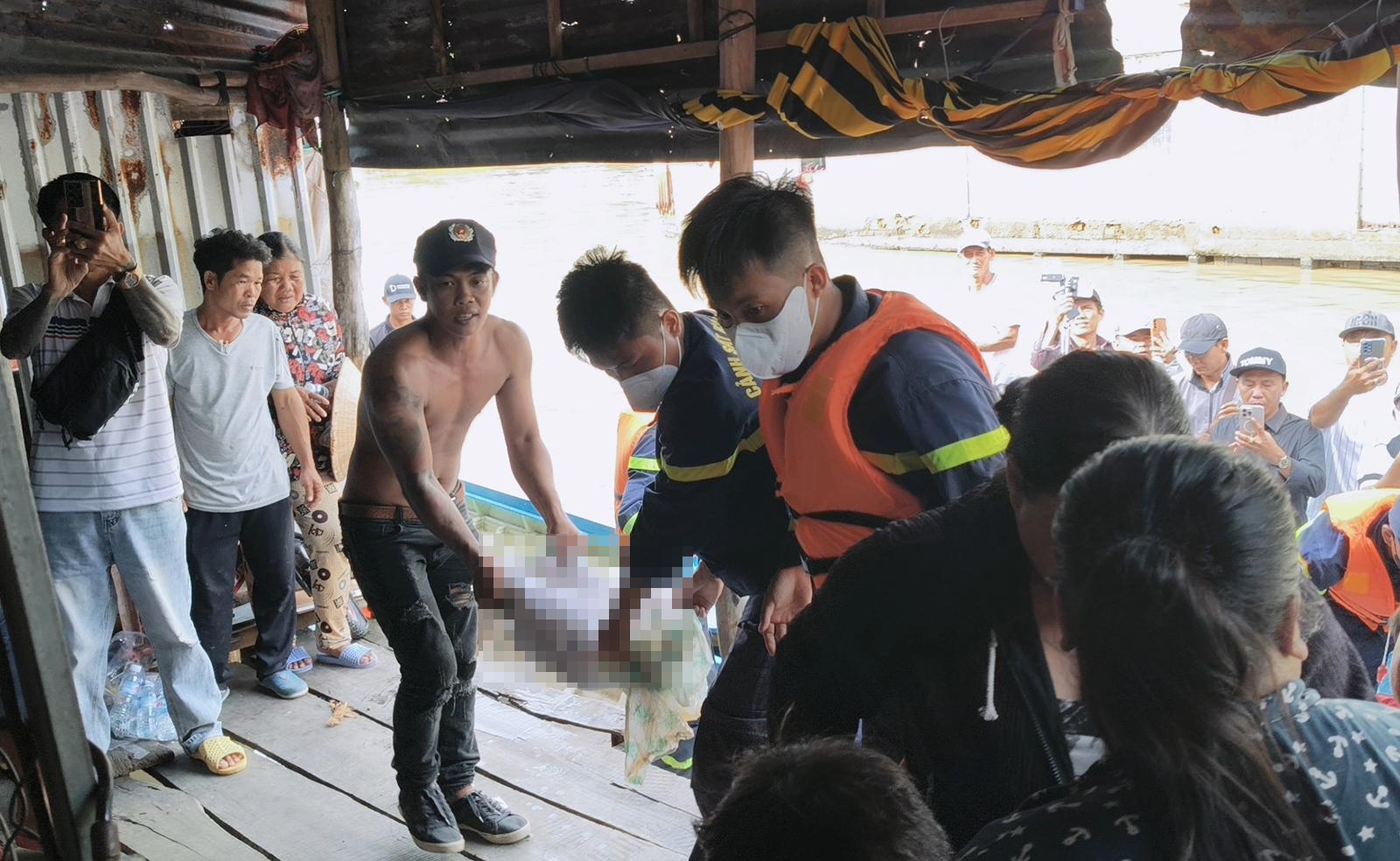 Tìm thấy thi thể cháu bé 4 tháng tuổi rơi xuống kênh ở An Biên