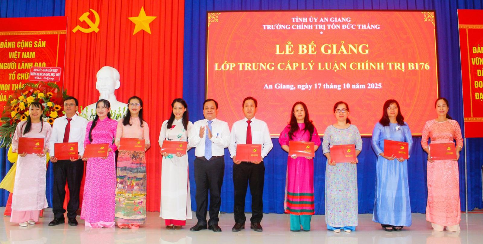 68 học viên hoàn thành Trung cấp Lý luận chính trị