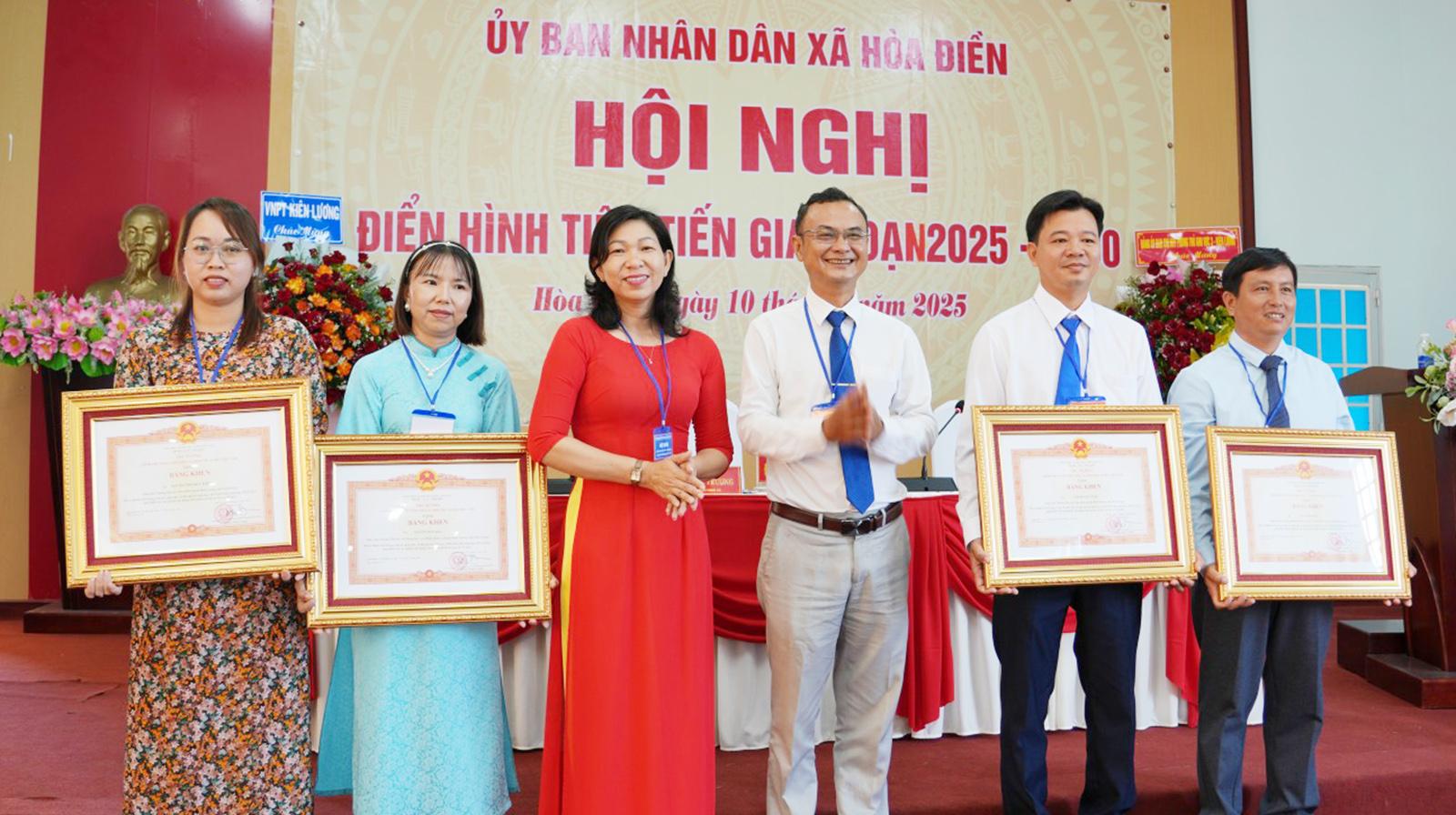 Các địa phương tuyên dương điển hình tiên tiến