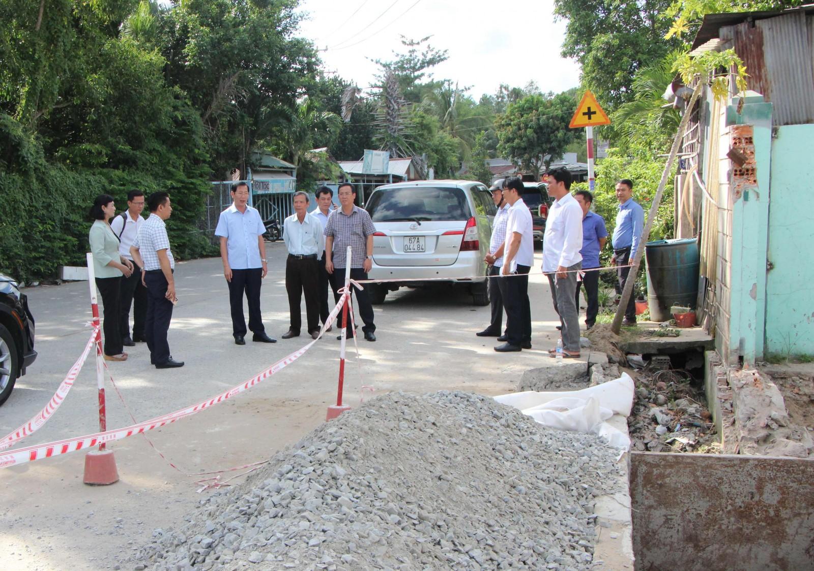 Phó Chủ tịch UBND tỉnh An Giang Lê Văn Phước kiểm tra tiến độ thi công Đường tỉnh 948 và giải ngân vốn đầu tư công