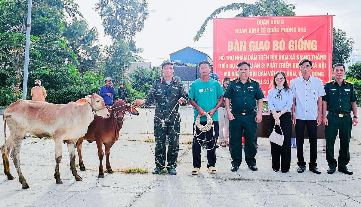Đoàn Kinh tế Quốc phòng 915 trao tặng bò giống cho người dân vùng biên