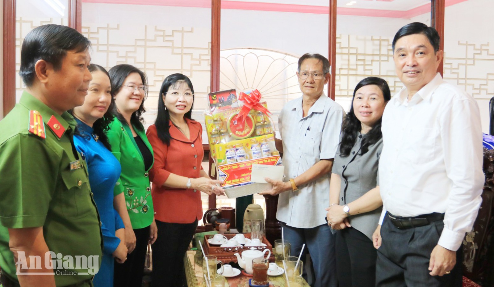 Phó Bí thư Tỉnh ủy, Chủ tịch Ủy ban MTTQ Việt Nam tỉnh An Giang Trần Thị Thanh Hương thăm, tặng quà ông Trần Hồng