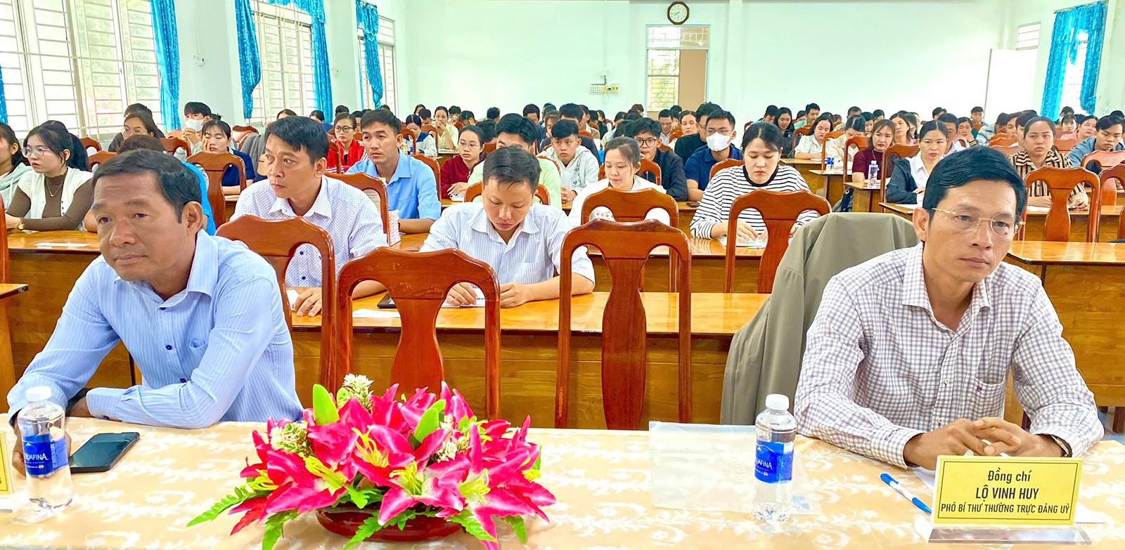 Gần 130 cán bộ, công chức 5 xã tham gia bồi dưỡng nhận thức về Đảng