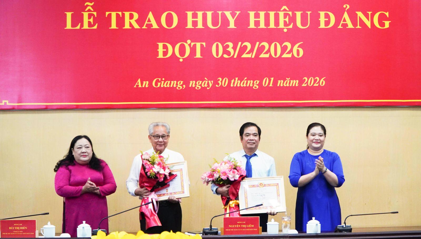 Trao Huy hiệu Đảng cho 18 đảng viên thuộc Đảng bộ UBND tỉnh An Giang