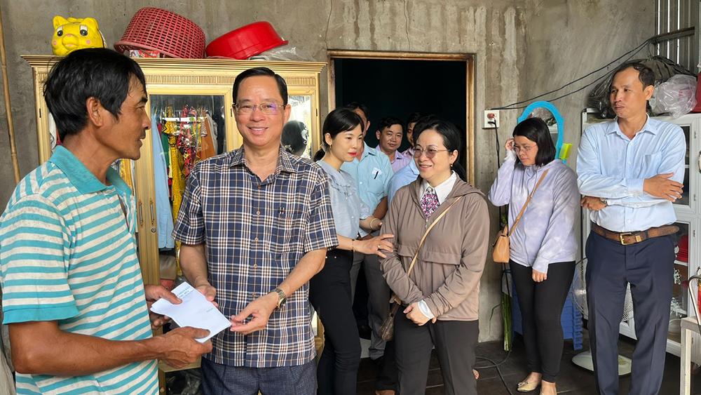 Xã Phú Hòa hỗ trợ các hộ dân bị ảnh hưởng bão số 3