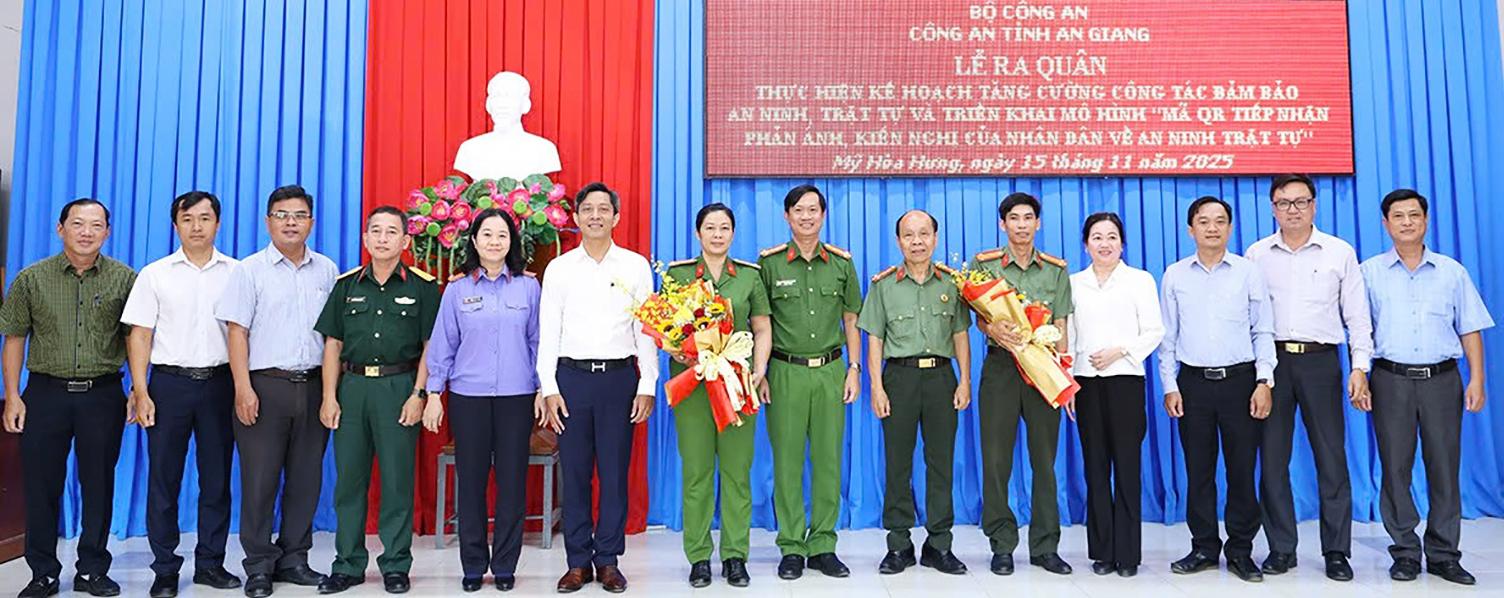 Đại tá Nguyễn Nhật Trường, Phó Giám đốc Công an tỉnh tặng hoa động viên  đại diện Ban chỉ đạo và đơn vị thực hiện mô hình
