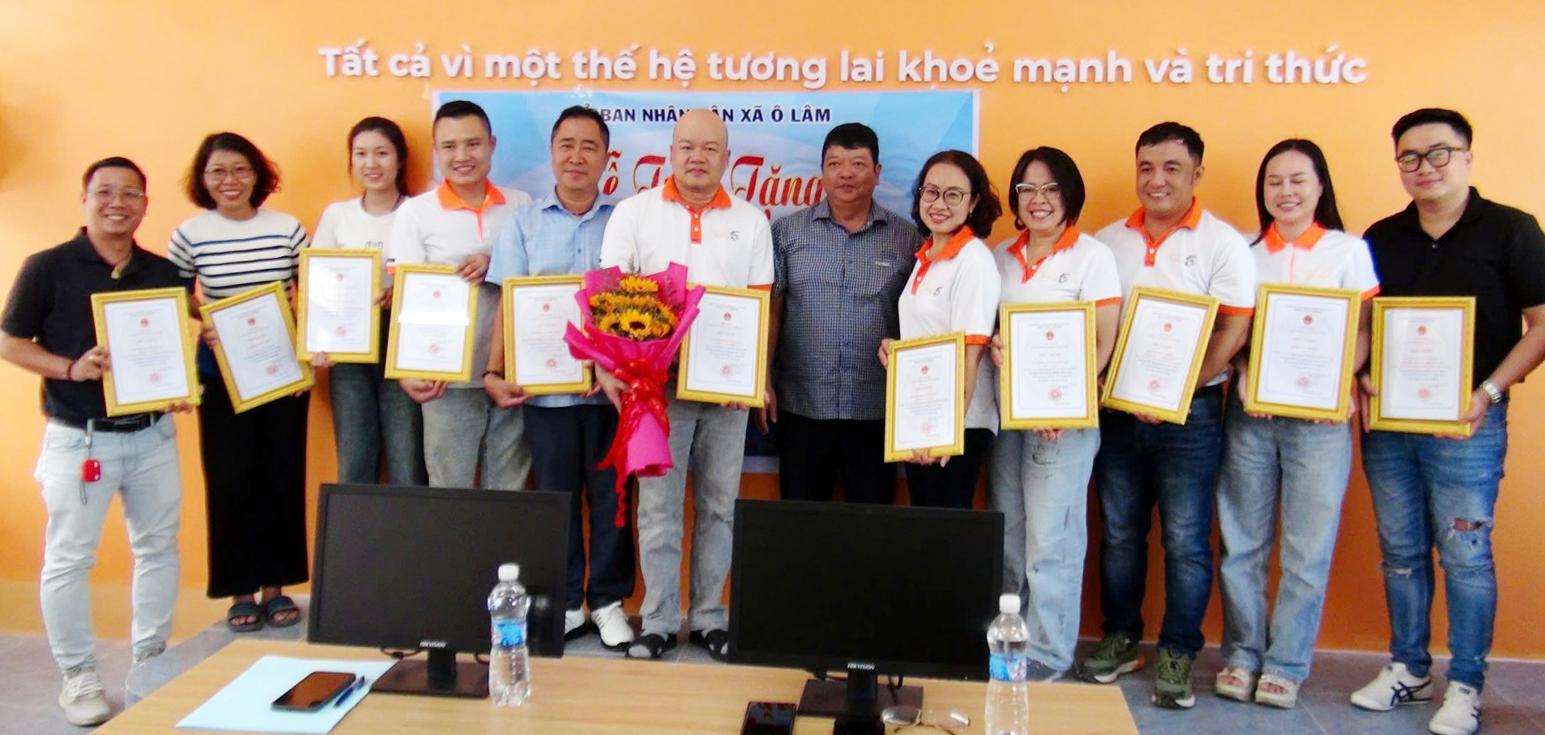 Nhóm Lan tỏa yêu thương Caravan tặng máy vi tính cho Trường Tiểu học “B” Lương Phi