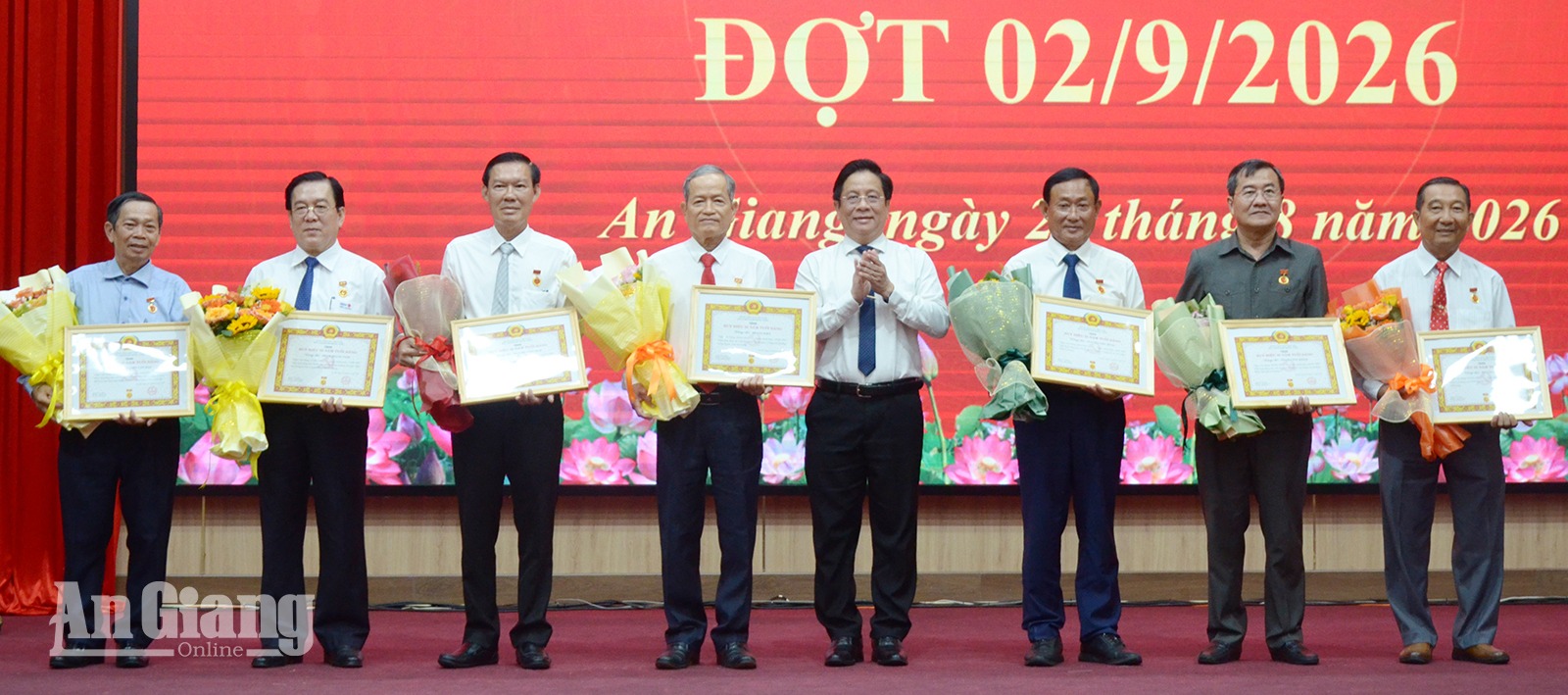 5.107 đảng viên An Giang nhận Huy hiệu Đảng dịp 2-9