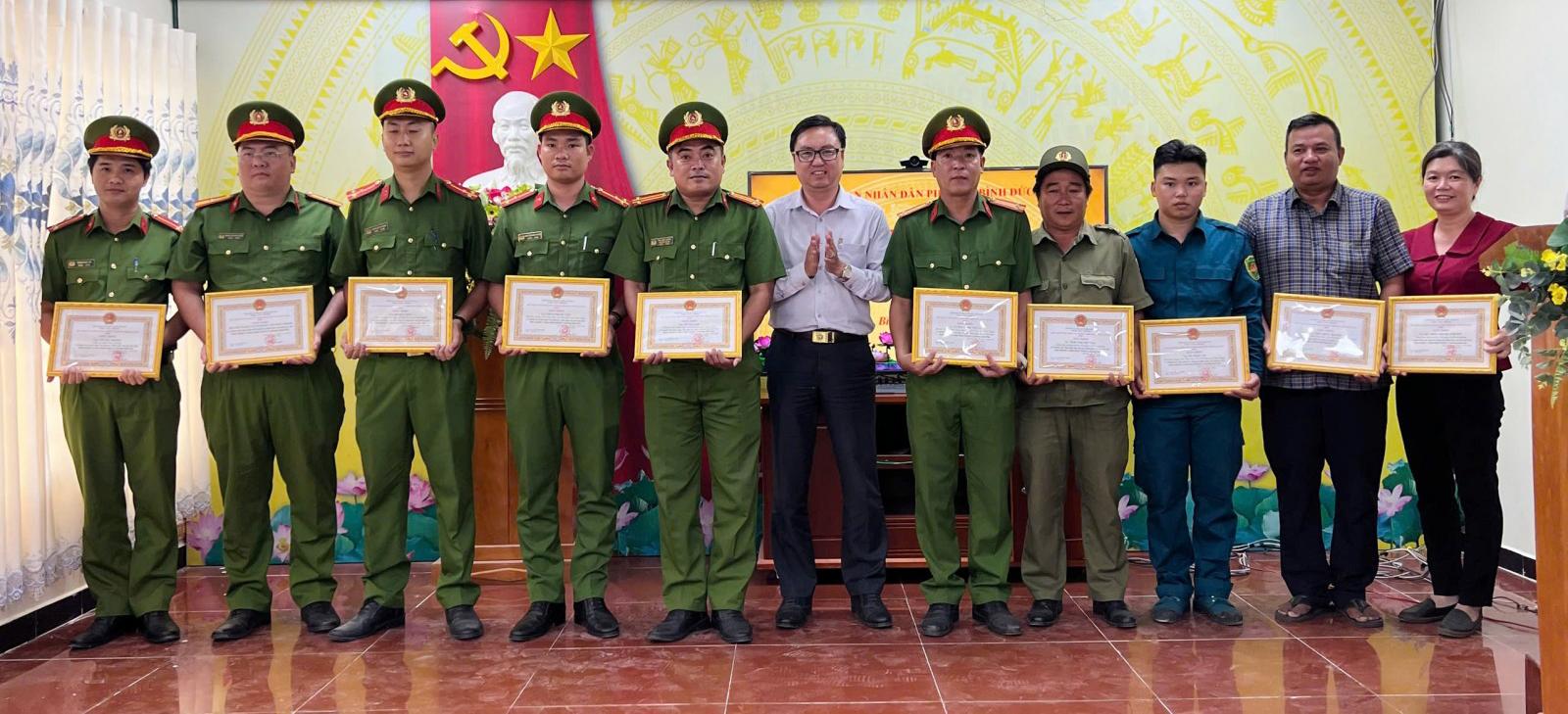 \Khen thưởng c&ocirc;ng t&aacute;c tham gia ph&ograve;ng ch&aacute;y chữa ch&aacute;y