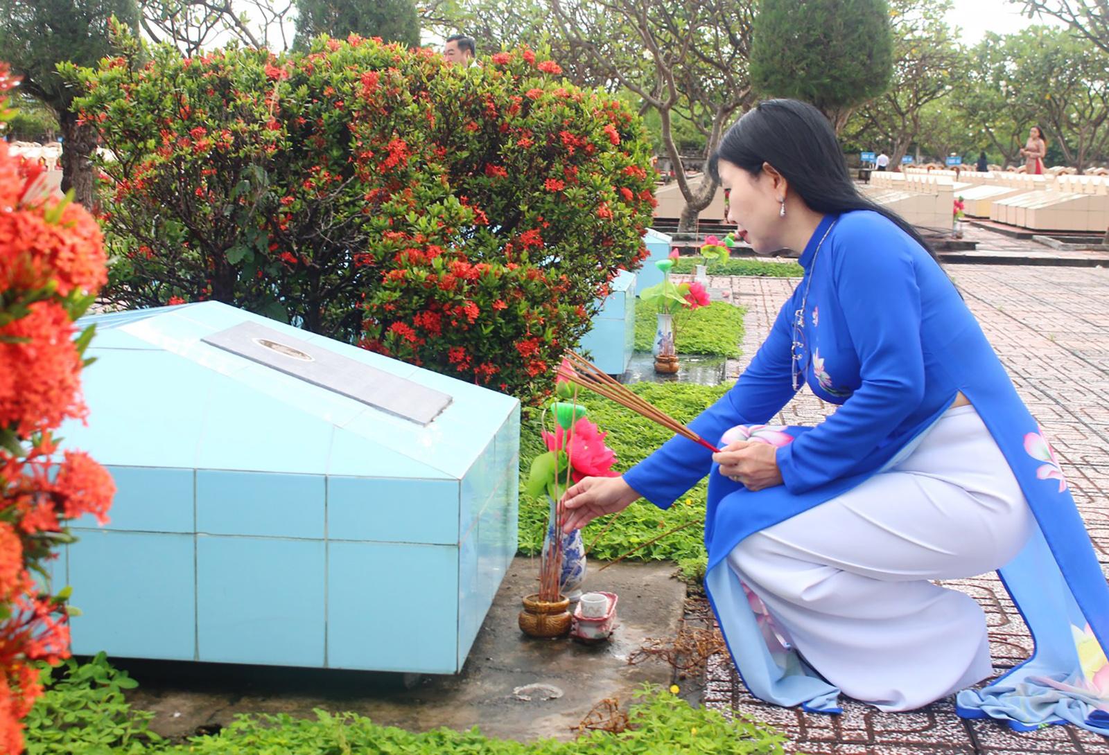 Lãnh đạo tỉnh An Giang viếng Nghĩa trang Liệt sĩ tỉnh