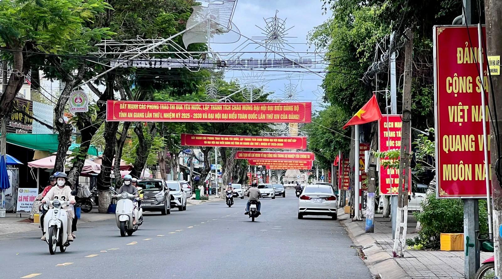 Kiểm tra công tác tuyên truyền, cổ động phục vụ Đại hội đại biểu Đảng bộ tỉnh An Giang lần thứ I tại 2 xã, phường Đường Tôn Đức Thắng, phường Long Xuyên rực rỡ các khẩu hiệu chào mừng đại hội.