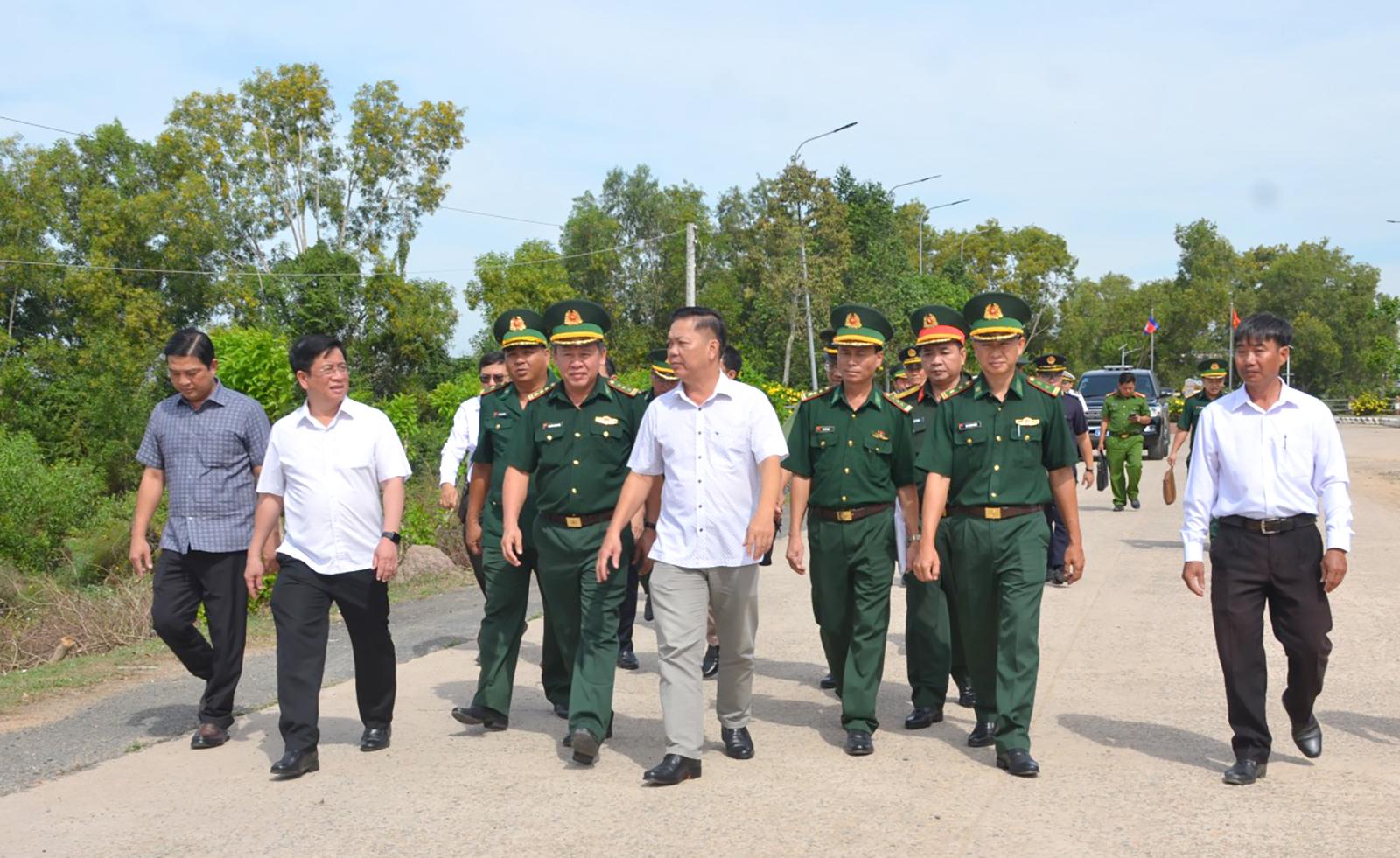Chủ tịch UBND tỉnh An Giang Hồ Văn Mừng thăm và làm việc tại Cửa khẩu chính Giang Thành