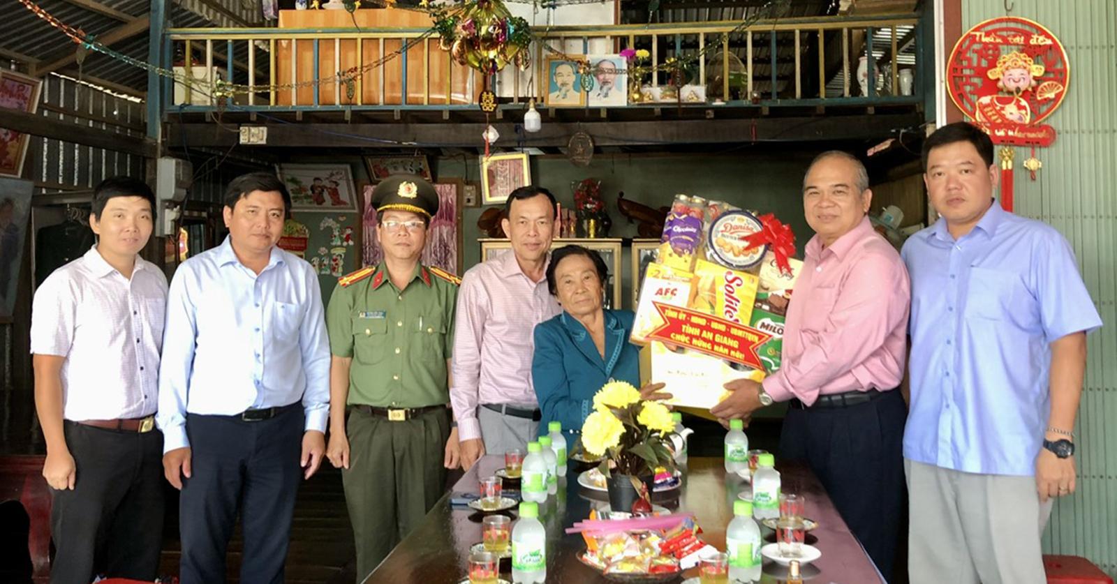 Đoàn công tác tỉnh An Giang chúc tết xã Phú Hữu