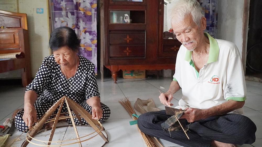 Giữ lửa nghề chằm nón lá ở xã Thạnh Đông