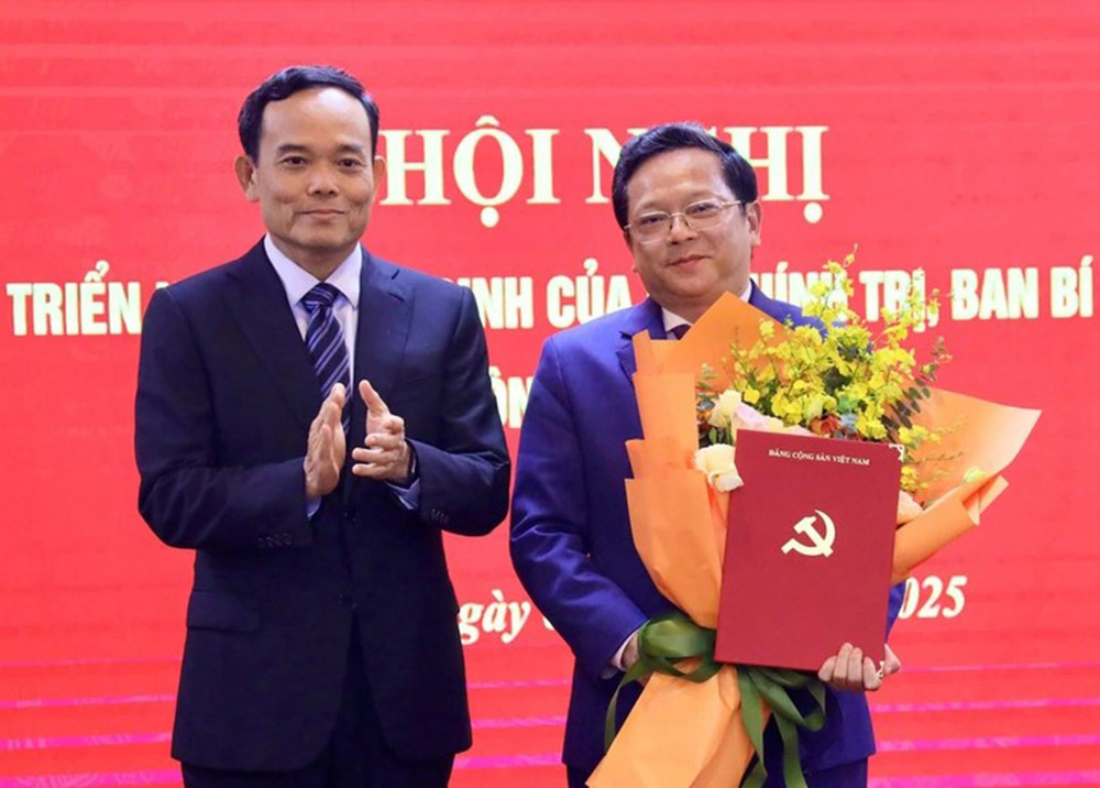 Trưởng Ban Chính sách, chiến lược Trung ương Trần Lưu Quang trao quyết định cho ông Nguyễn Anh Tuấn - Ảnh: Ban Chính sách, chiến lược Trung ương