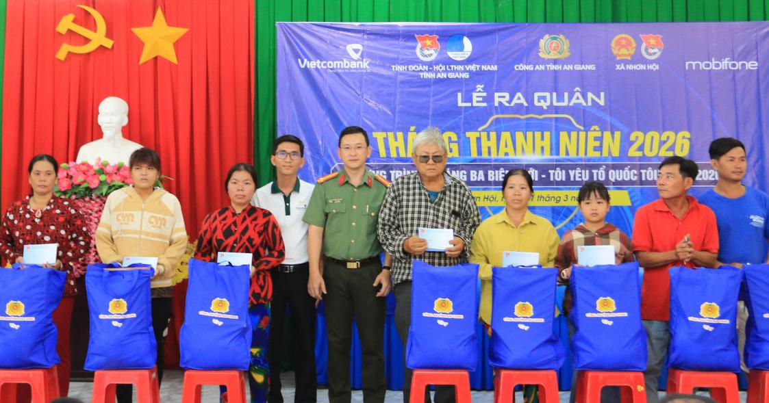 Tặng quà cho lực lượng an ninh trật tự cơ sở