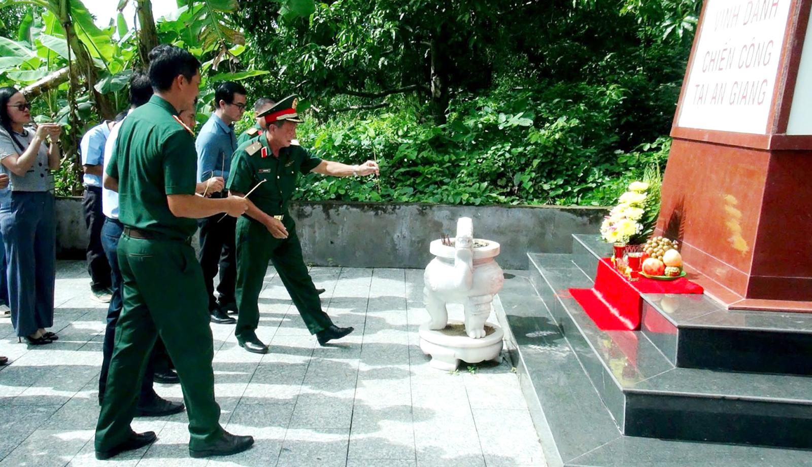 Ban Chỉ huy phòng thủ khu vực 2 tổ chức sinh hoạt truyền thống tại căn cứ cách mạng Ô Tà Sóc