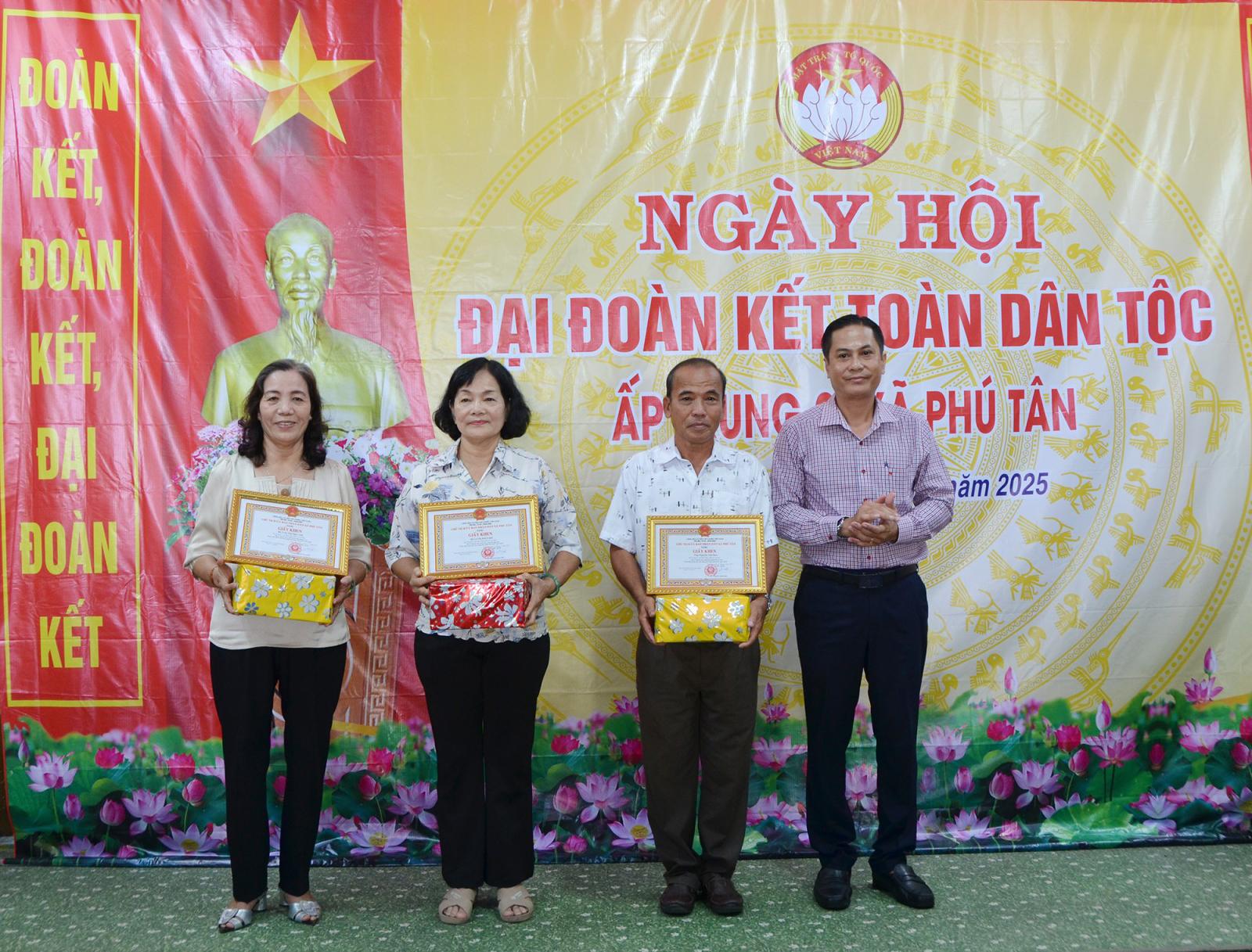 Phó Chủ tịch Thường trực Ủy ban MTTQ Việt Nam tỉnh An Giang Lê Thanh Việt dự Ngày hội Đại đoàn kết ấp Trung 2