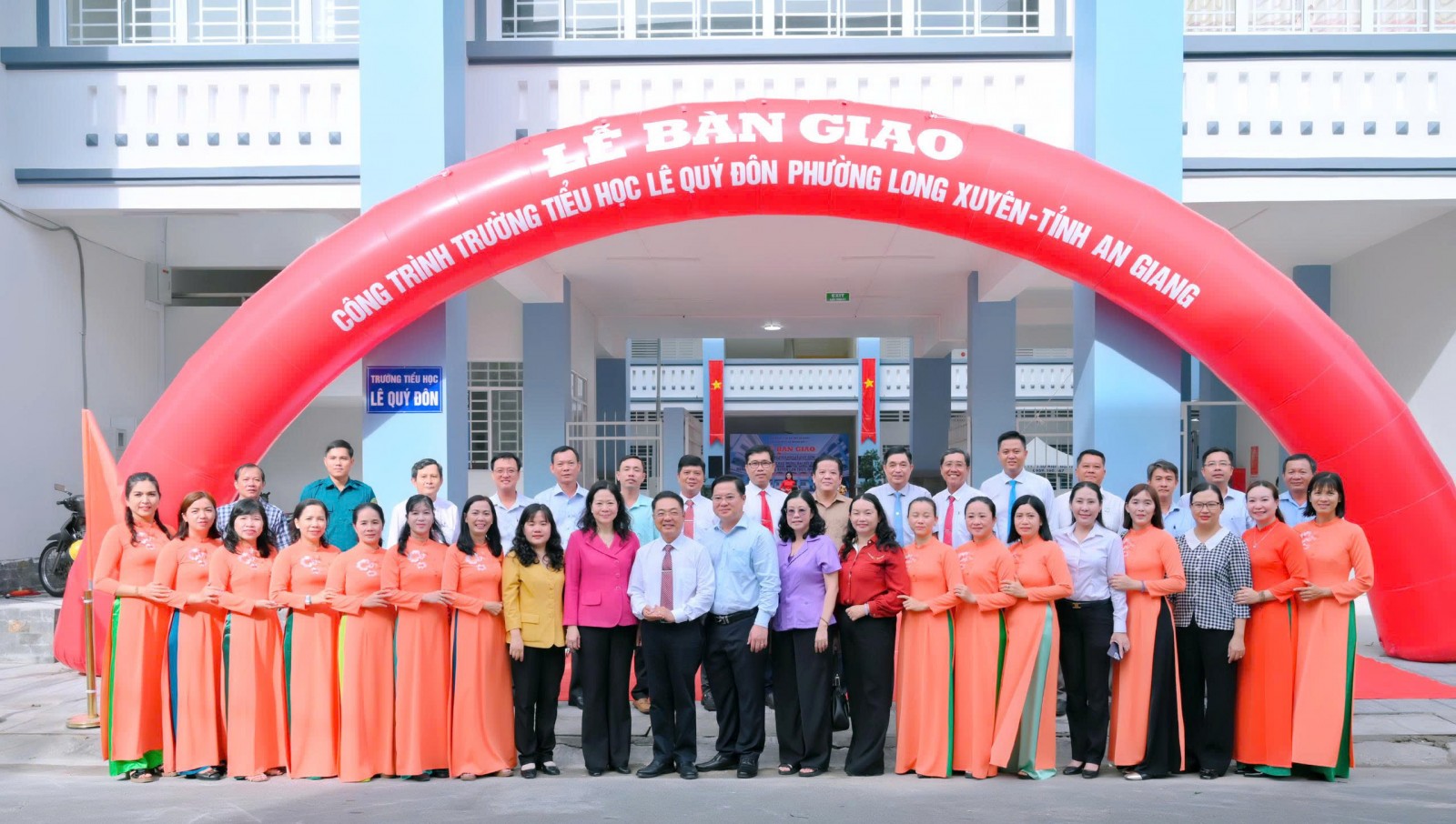 Lãnh đạo phường chụp hình cùng các thầy cô giáo trường Tiểu học Lê Quý Đôn