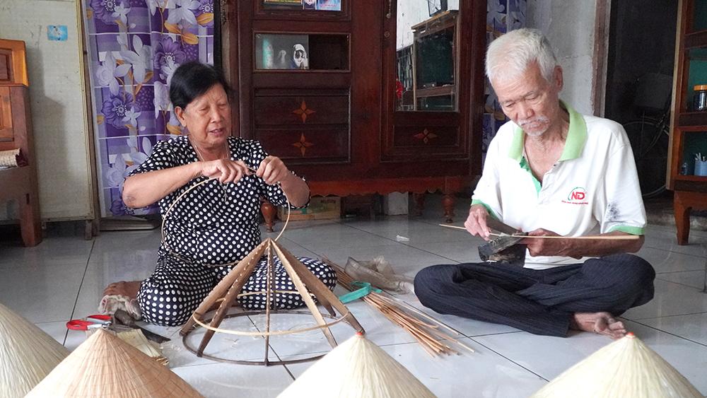 Giữ lửa nghề chằm nón lá ở xã Thạnh Đông
