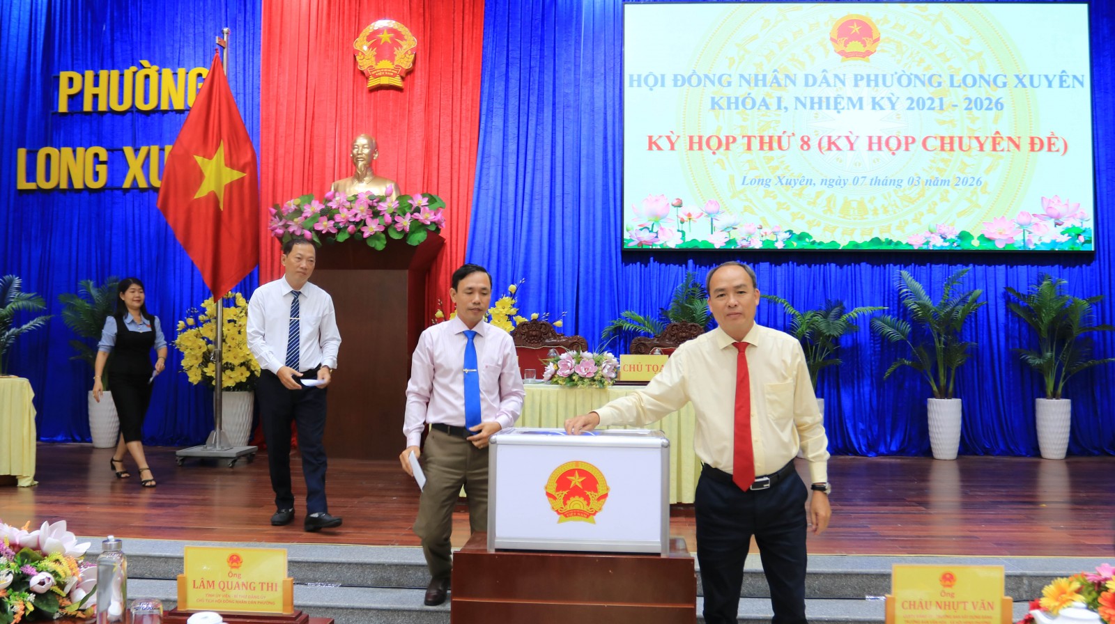 Đại biểu bỏ phiếu bầu Ủy viên UBND phường