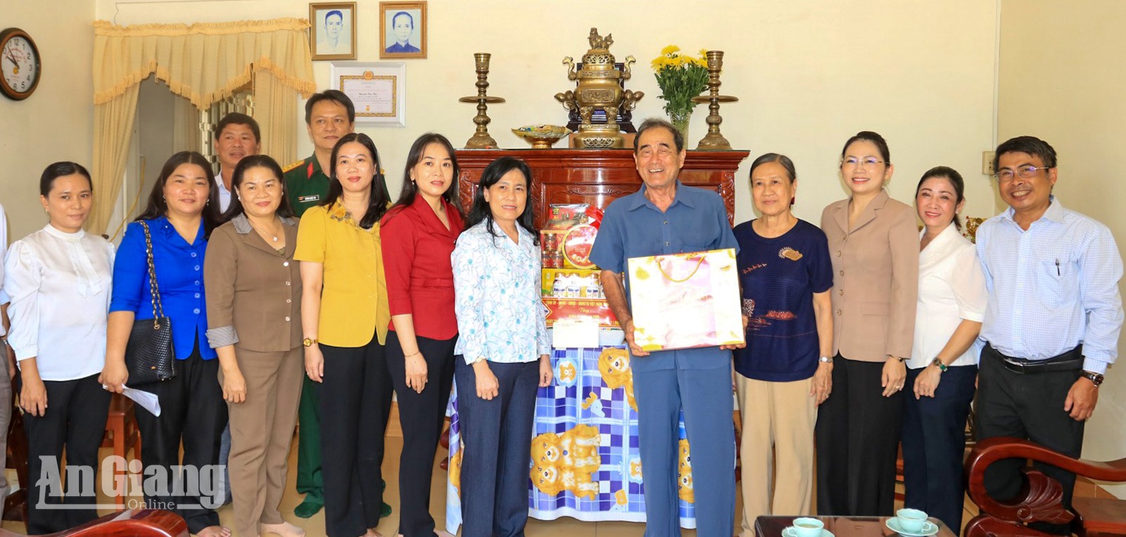 Đồng chí Đinh Thị Việt Huỳnh thăm, tặng quà ông Nguyễn Văn Học (Nguyễn Tập)