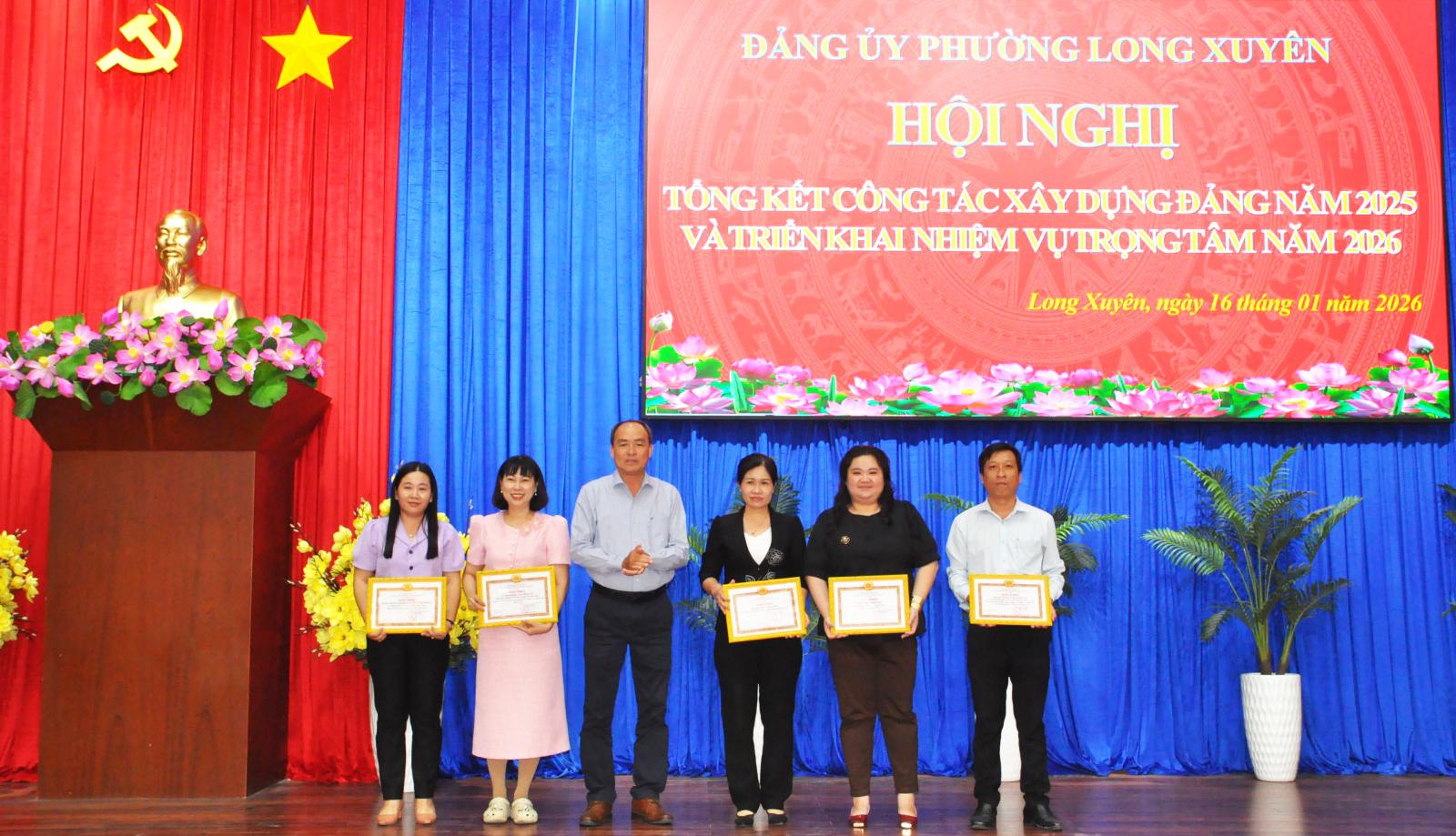 Đảng ủy phường Long Xuyên tổng kết công tác xây dựng Đảng và kiện toàn nhân sự Khen thưởng cho các tập thể