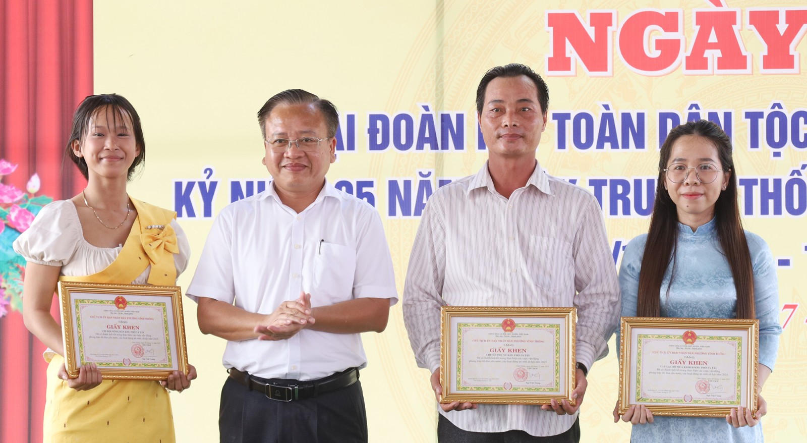 Bí thư Tỉnh ủy An Giang Nguyễn Tiến Hải dự Ngày hội Đại đoàn kết toàn dân tộc khu phố Tà Tây