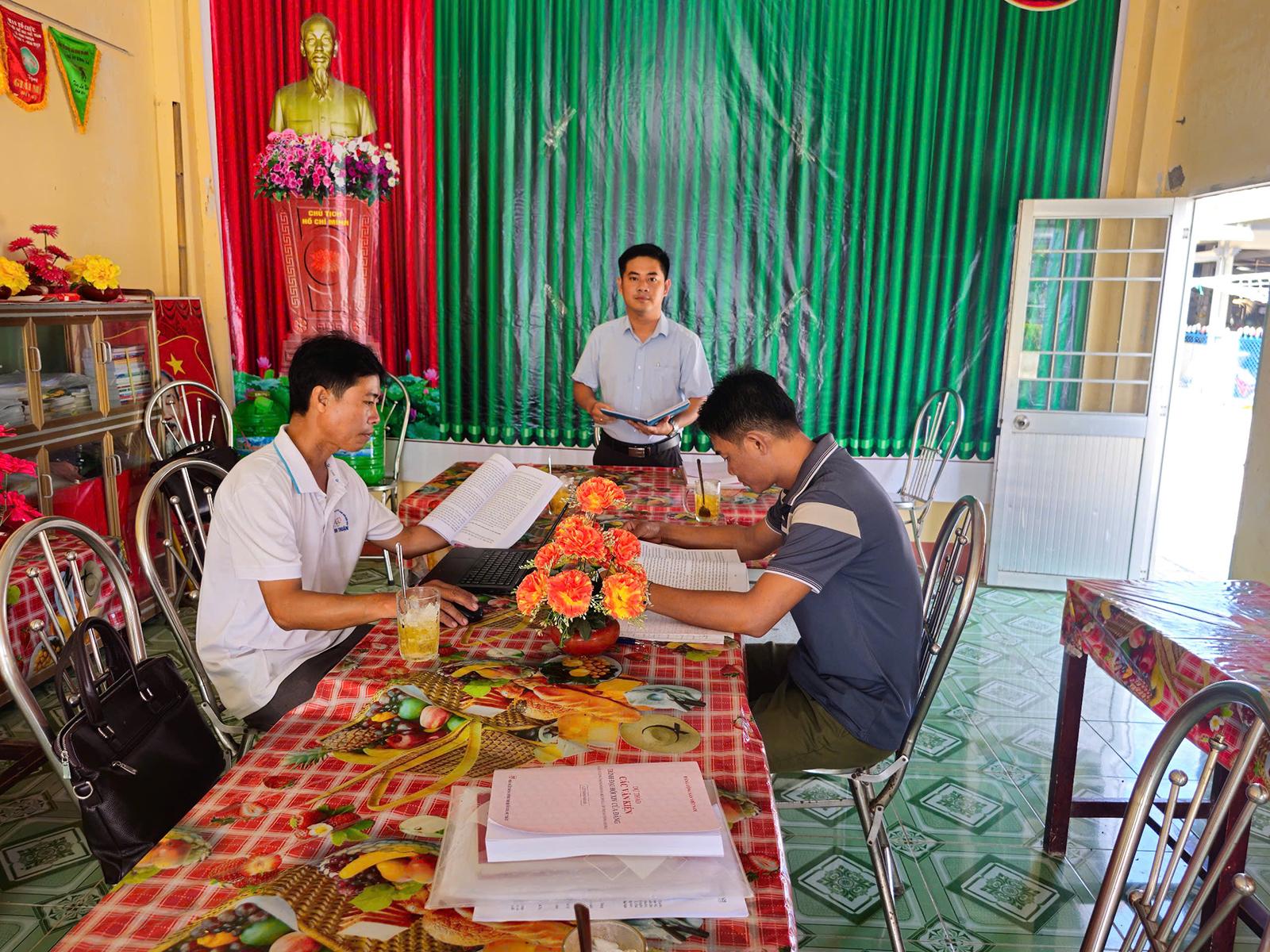 Những bí thư ấp nhiệt huyết, gần dân