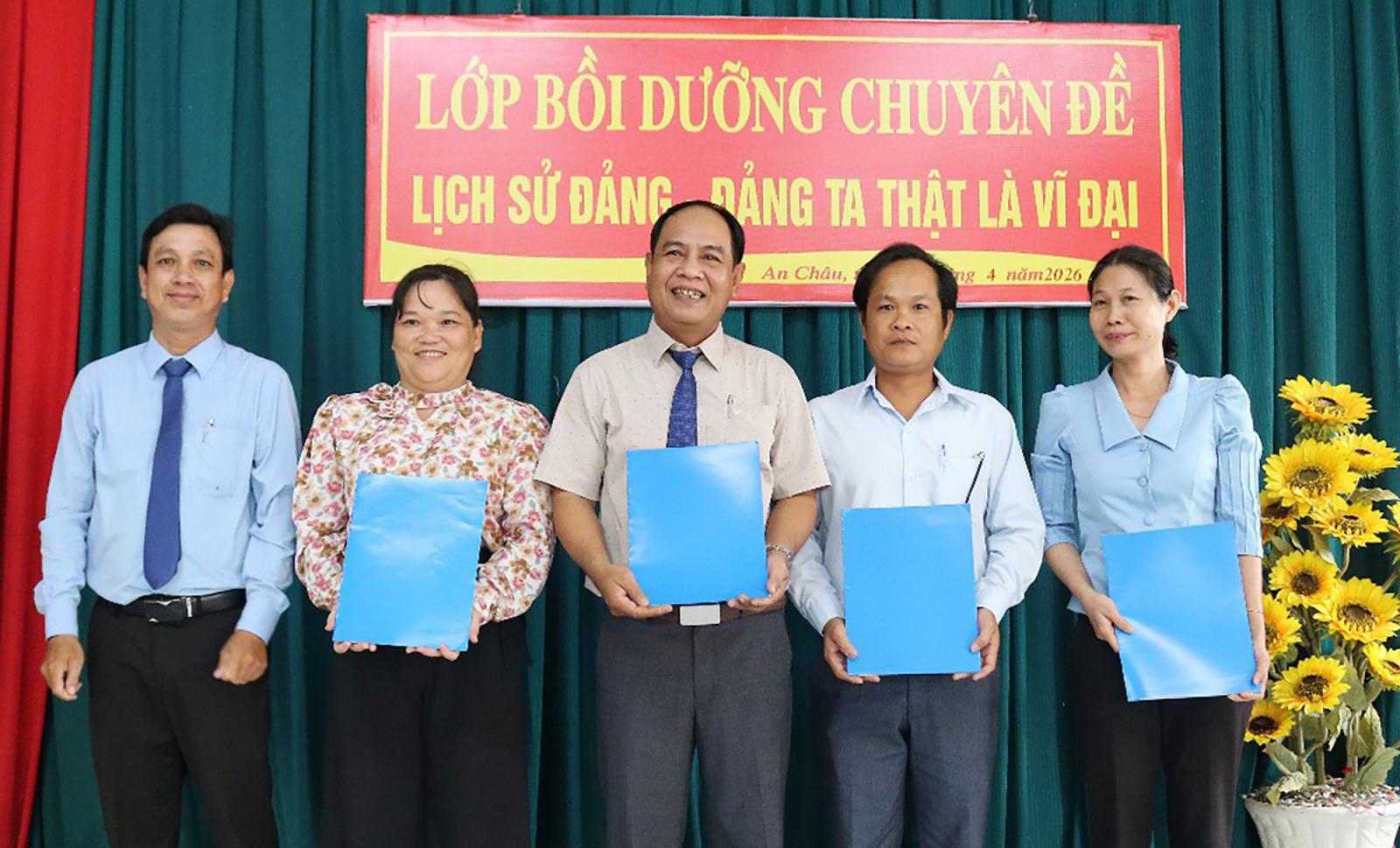 Khai giảng lớp bồi dưỡng chuyên đề “Lịch sử Đảng - Đảng ta thật là vĩ đại”