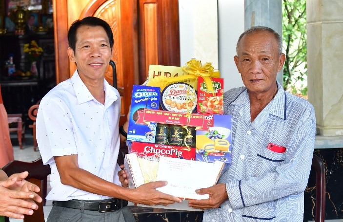 Các địa phương tổ chức thăm, tặng quà gia đình chính sách tiêu biểu