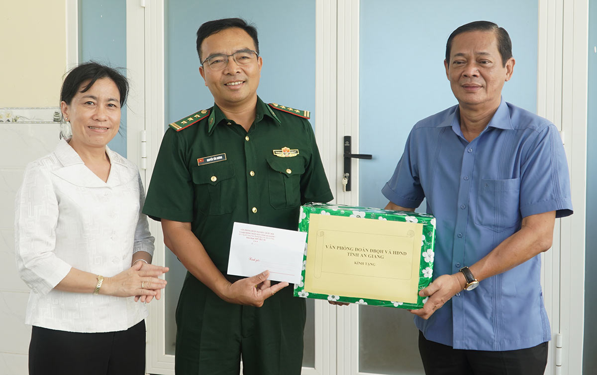 Văn phòng Đoàn Đại biểu Quốc hội và HĐND tỉnh An Giang dâng hương tưởng niệm tiền nhân