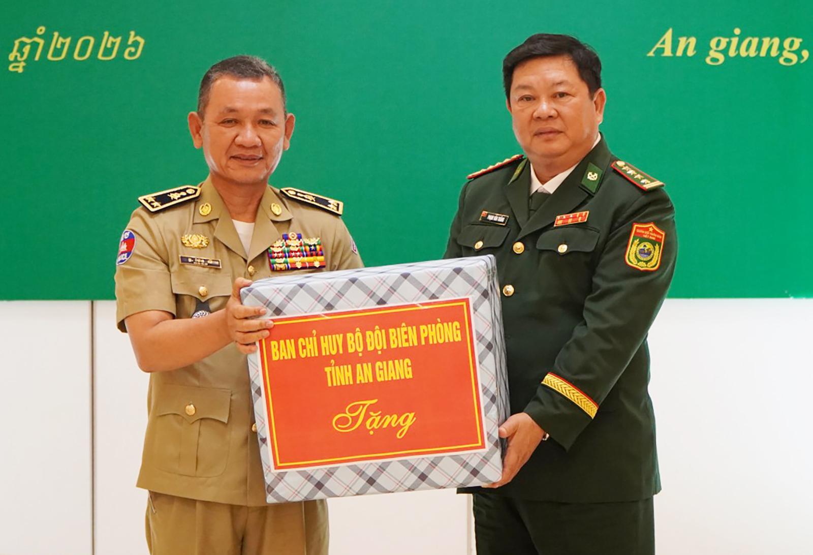 Bộ đội Biên phòng tỉnh An Giang hội đàm với Công an 3 tỉnh thuộc Campuchia
