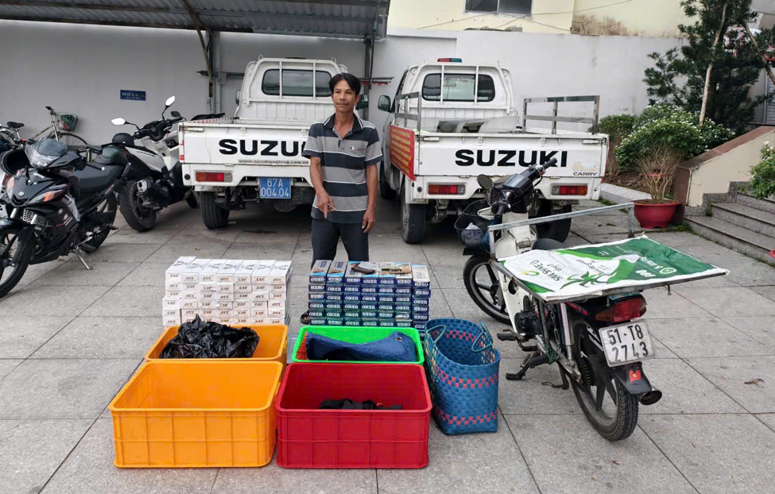 Đối tượng T&uacute; v&agrave; tang vật tại trụ sở C&ocirc;ng an phường B&igrave;nh Đức