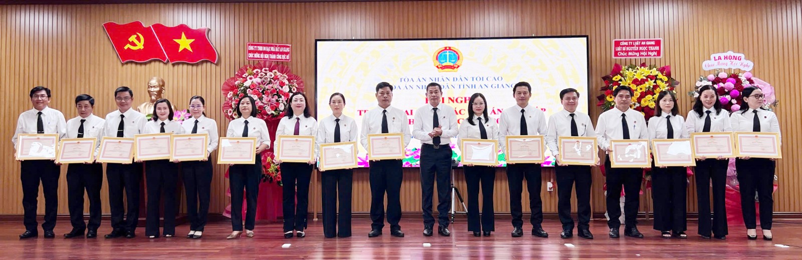 Ổn định bộ máy, giữ công lý