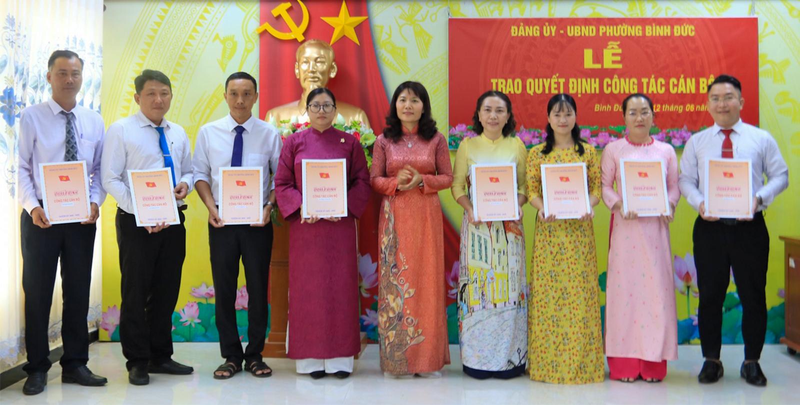 Đồng chí Trần Thị Ngọc Diễm, Tỉnh ủy viên, Bí thư Đảng ủy, Chủ tịch HĐND phường trao Quyết định cho các cán bộ
