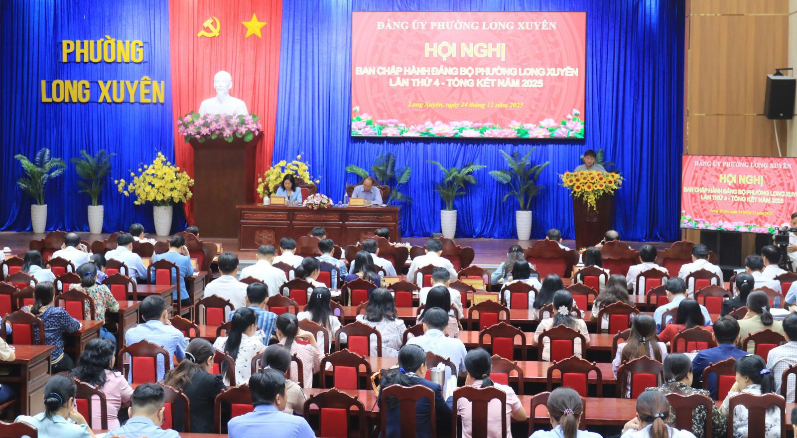 Đảng bộ phường Long Xuyên thực hiện đạt và vượt 10/10 chỉ tiêu nghị quyết Quang cảnh hội nghị