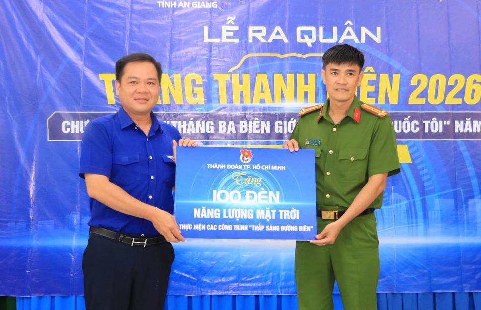 Trao bảng tượng trưng đèn năng lượng