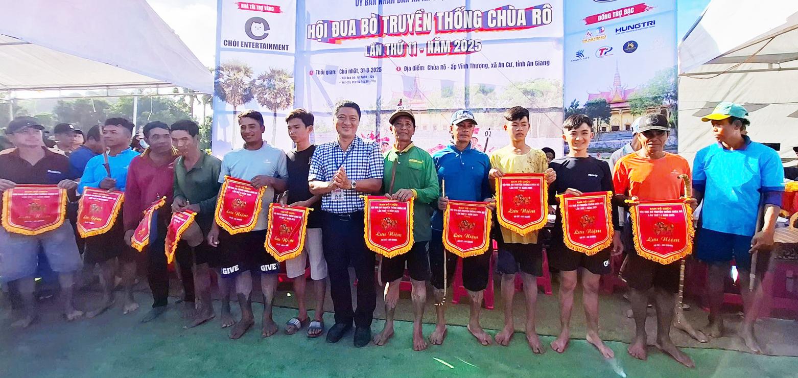 Sôi nổi Hội đua bò truyền thống chùa Rô lần thứ 11 năm 2025