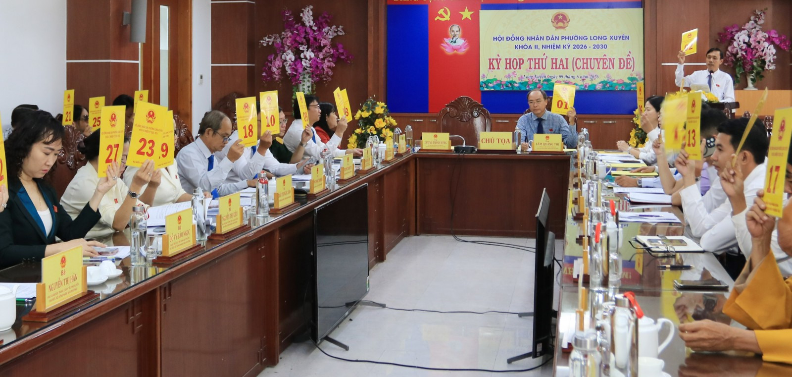 HĐND phường Long Xuyên khóa II, nhiệm kỳ 2026 - 2031 họp chuyên đề Đại biểu biểu quyết thông qua nội dung kỳ họp