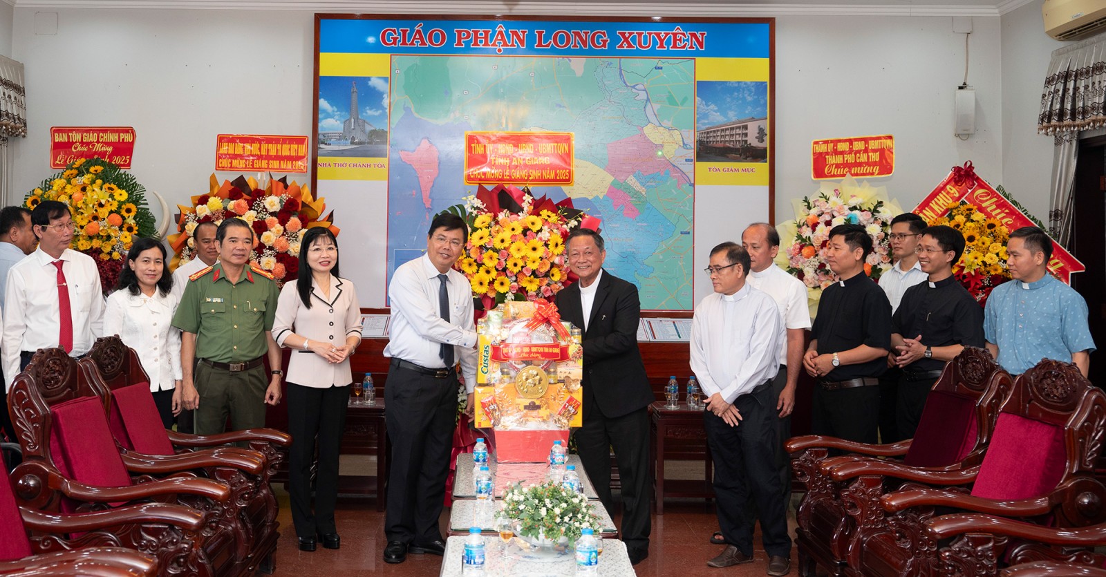 Phó Chủ tịch Quốc hội Trần Quang Phương chúc mừng Giáng sinh tại Tòa Giám mục Giáo phận Long Xuyên