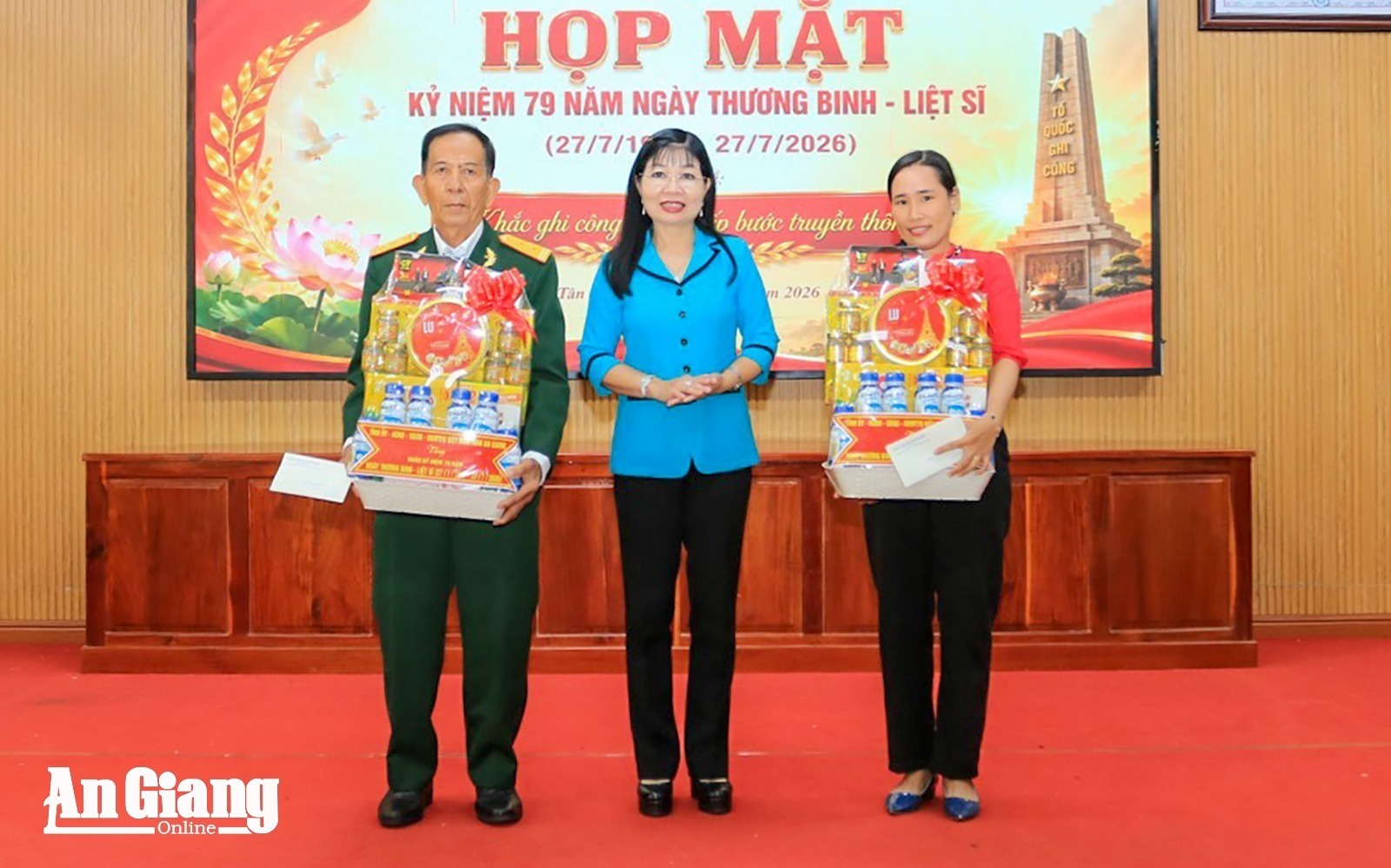 Đồng chí Trần Thị Thanh Hương, Phó Bí thư Tỉnh ủy, Chủ tịch Ủy ban MTTQ Việt Nam tỉnh An Giang tặng quà cho gia đình thương binh Trương Thanh Bảo và Trương Văn Từng