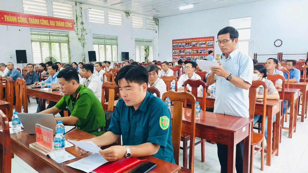 Đối thoại với cán bộ, hội viên nông dân xã Cù Lao Giêng